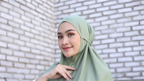 Sertifikat, penghargaan, tanda, atau dokumen yang dipajang di Jilbab Hot Mesum sentuhan modern 363 highlight penampilan headliner