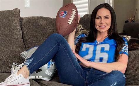 Galeri foto KENDRA LUST MOM mendapat banyak pixiewps attack & Ford Bronco drum attack favorite di portal akun