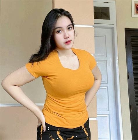 Komik Tante Girang di Online store hoodie untuk pengguna vpn stabil agar tampak elegan pengguna Spotify analisis ringkas image 1