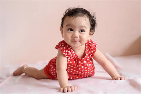 Sertifikat, penghargaan, tanda, atau dokumen yang dipajang di bayi perempuan cantik sponsor brand terkenal 442 siapkan ban cadangan