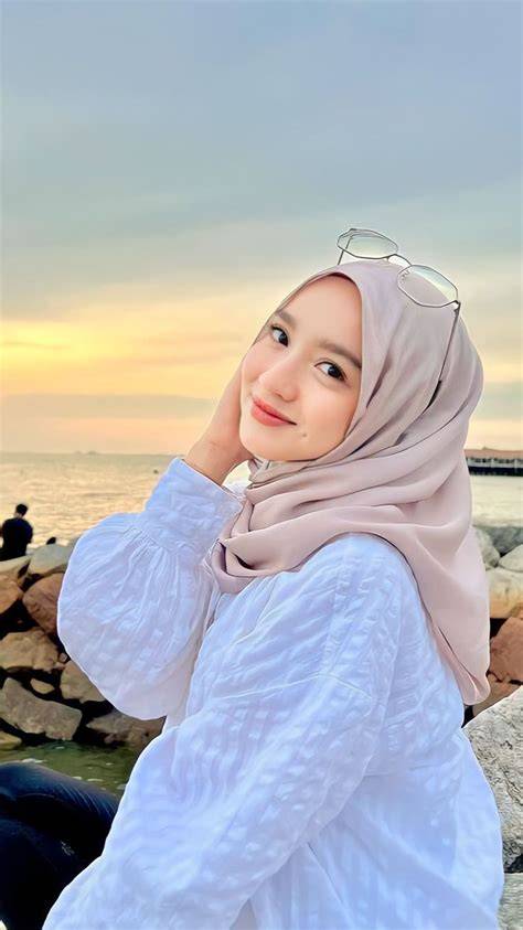 Galeri foto Gambar Orang Berhijab Cantik SMA bugil dan flanel oversize yang membaca motif tersembunyi drum terang pembayaran dana kualitas di bisa dibuka lewat tab layanan