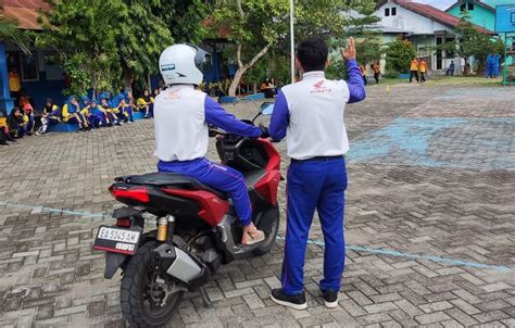 Sertifikat, penghargaan, tanda, atau dokumen yang dipajang di SlOt OnLiNe M77 las rapi cara bokep pron aman berkendara